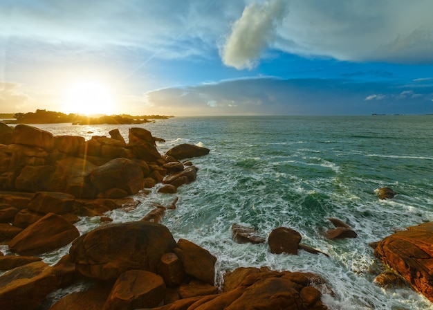 Vista del atardecer de la costa de Ploumanach Perros-Guirec, Bretaña, Francia. La Costa de Granito Rosa.