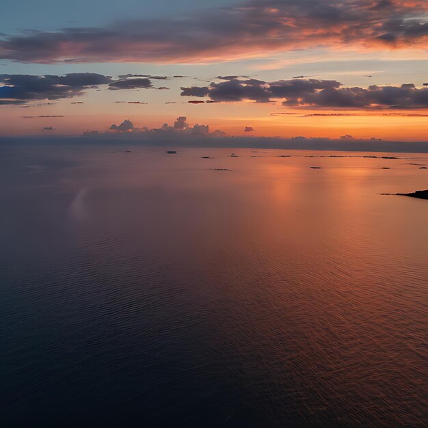 Foto una vista del atardecer de un cuerpo de agua con algunos barcos en el agua