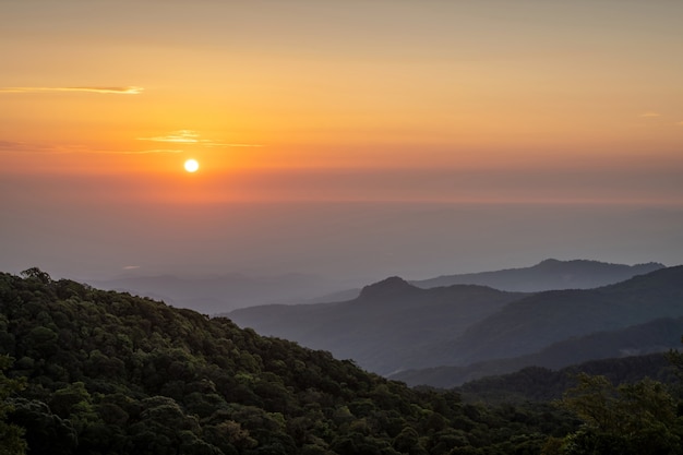 Vista del atardecer en Doi Inthanon, provincia de Chiang Mai.