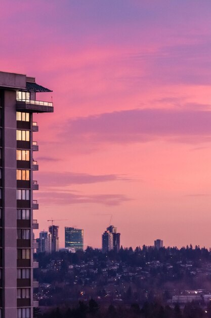 Vista del atardecer desde un edificio alto sobre fondo de cielo carmesí