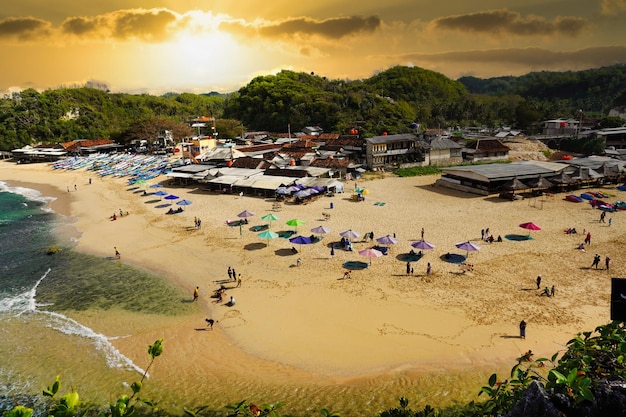 Vista del atardecer en el fondo de la playa de Yogyakarta