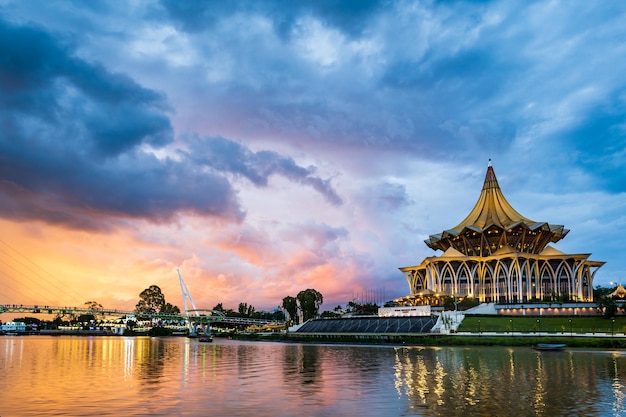 Vista del atardecer frente al mar de la ciudad de Kuching con el río y los puntos de referencia en Sarawak, Malasia