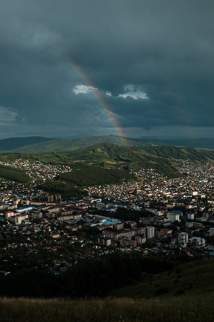 Vista del atardecer de GornoAltaysk desde la plataforma de observación en el monte Tugaya