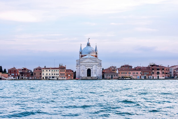 Vista del atardecer a la iglesia Il Redentore en Venecia