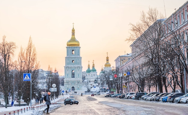 Foto vista del atardecer de invierno en la catedral de santa sofía en kiev, ucrania