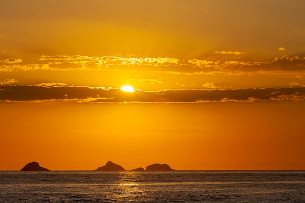 Vista del atardecer y mar en calma