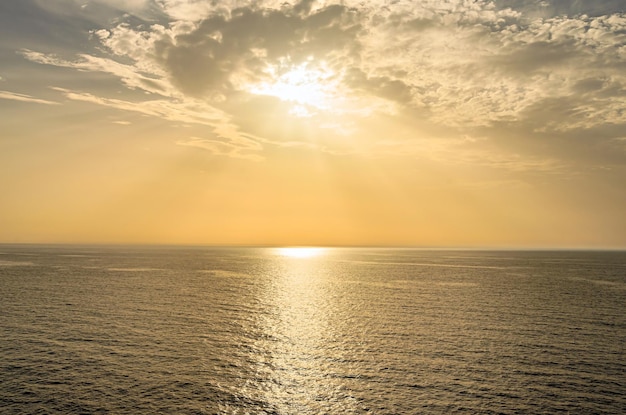 Vista del atardecer desde el mar cerca de la isla de Santorini Grecia