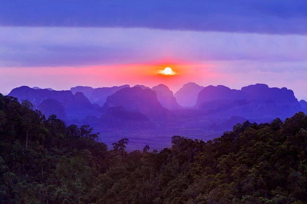 Vista del atardecer de las montañas de belleza