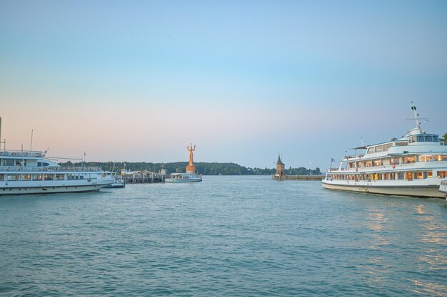 Vista del atardecer del puerto de Constanza Alemania