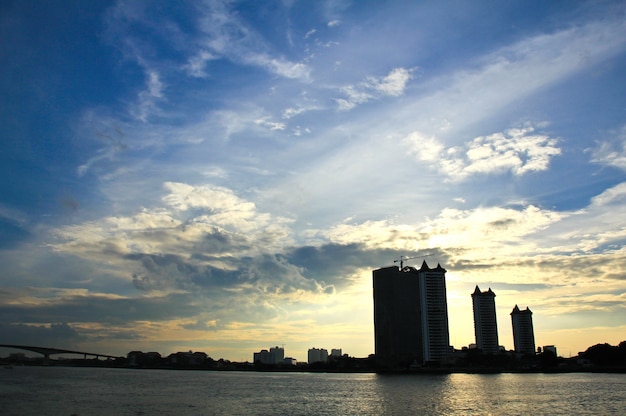 Vista del atardecer en el río