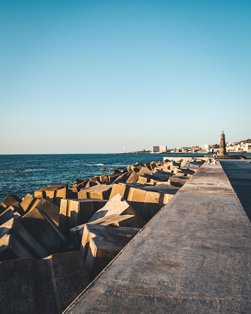 Vista del atardecer desde el rompeolas de Bajamar con el faro de Punta del Hidalgo de fondo