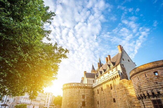 Vista del atardecer sobre el castillo de los duques de Bretaña en la ciudad de Nantes en Francia