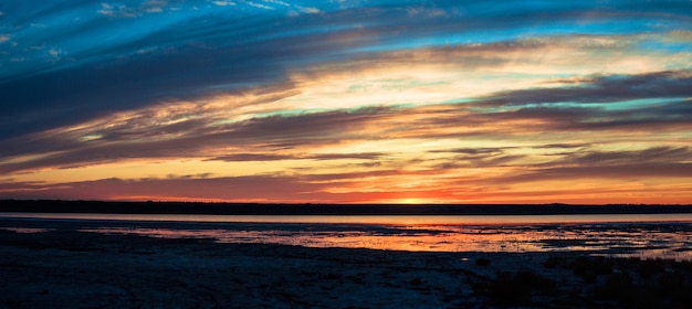 Vista del atardecer sobre el lago