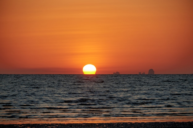 Una vista del atardecer con sol Omega en Hat Yao, Krabi, Tailandia