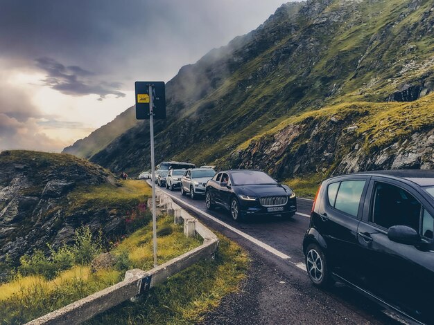 vista atípica de subir Transfagarasan con muchos coches