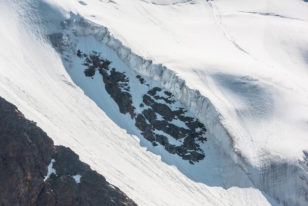 Vista atmosférica da bela geleira na montanha rochosa com neve à luz do sol Cenário alpino impressionante com parede de montanha nevada em altitude muito alta Paisagem montanhosa cênica com geleira nas rochas