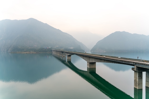 La vista atmosférica de un puente en China