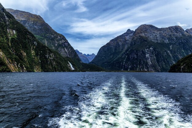 Vista atrás da balsa de cruzeiro em milford sound, nova zelândia