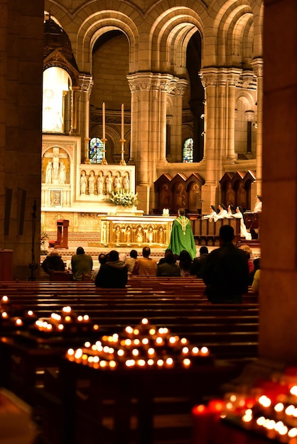 Vista de atrás de la gente en la iglesia