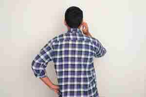 Foto vista de atrás de un hombre haciendo una llamada telefónica