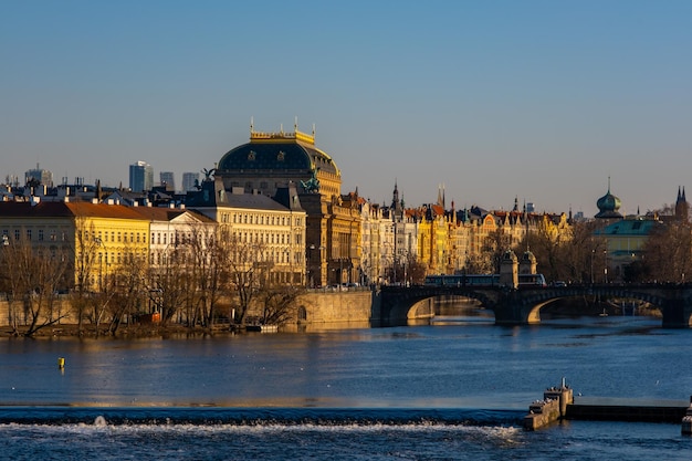 Vista através do rio vltava em praga