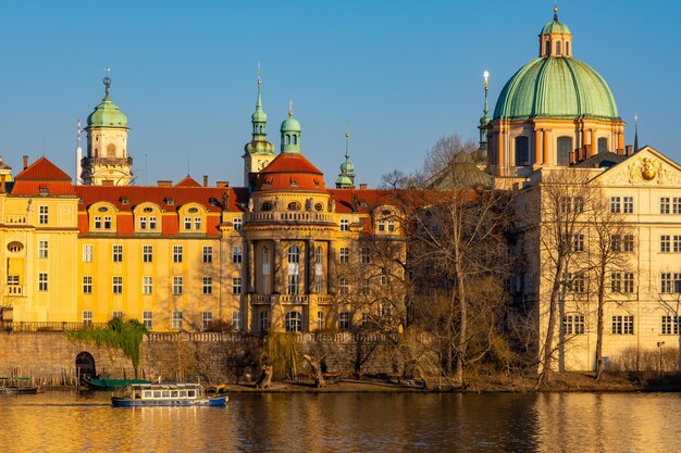 Vista através do rio vltava em praga