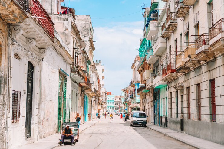 Foto vista autêntica de uma rua de havana velha, com prédios e carros antigos