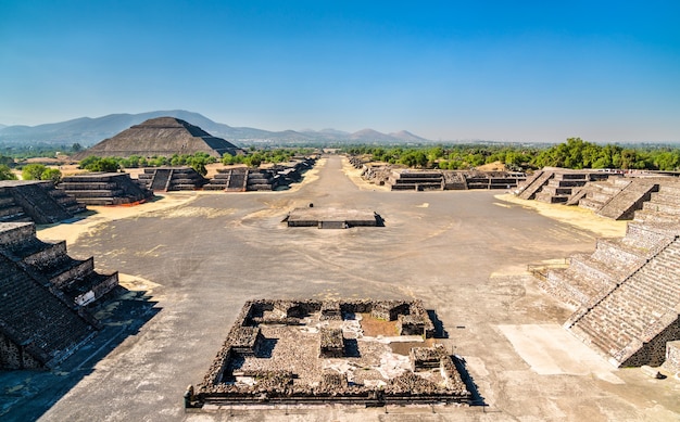 Foto vista de la avenida de los muertos en teotihuacan. patrimonio mundial de la unesco en méxico