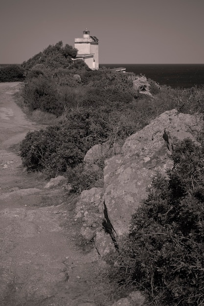 Vista de la avenida que conduce al faro de Capo Ferrato en el sur de Cerdeña