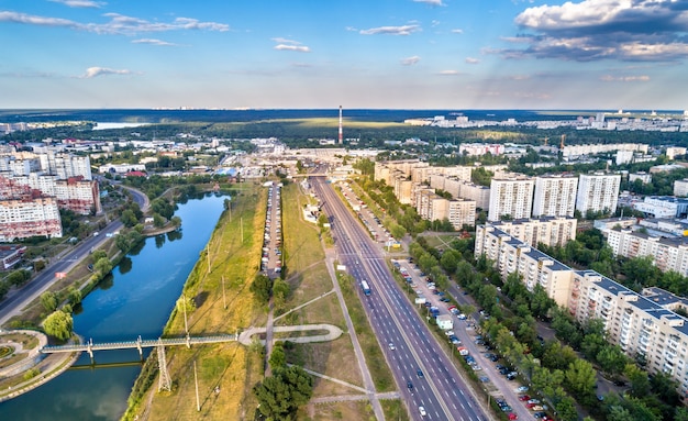 Vista de la avenida Vatutin en Kiev, capital de Ucrania