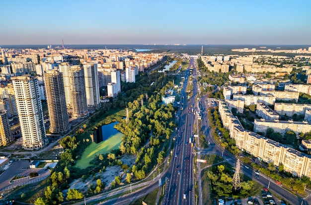 Vista de la avenida vatutin en kiev, ucrania