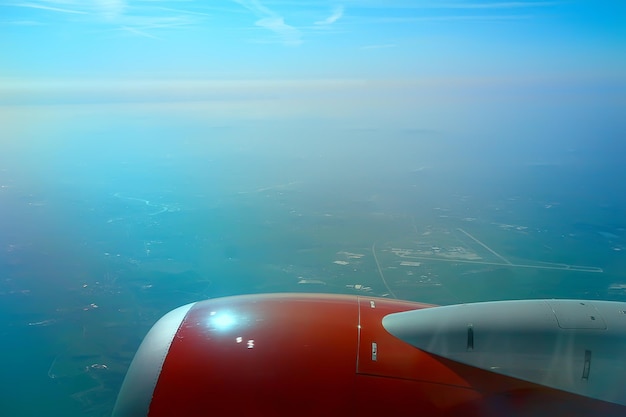 Vista de avión de ala de cielo / cielo azul y ala de un avión, vista desde la cabina de un avión, concepto de transporte aéreo