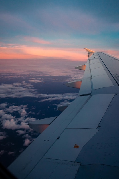 Vista desde un avión de un amanecer desde el cielo