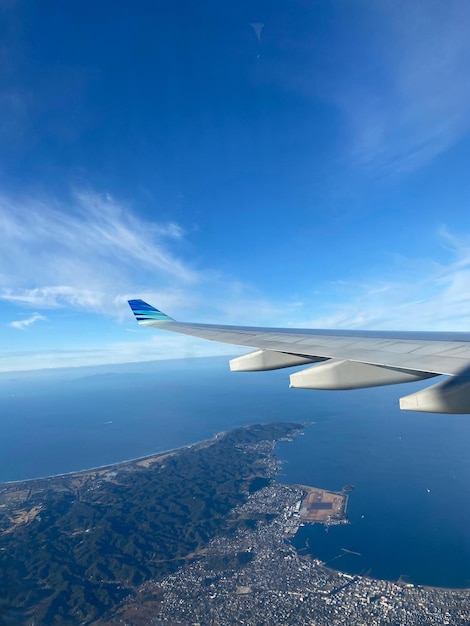 Vista desde el avión del cielo azul