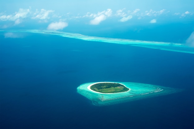 Vista desde el avión en la isla ubicada en las Maldivas