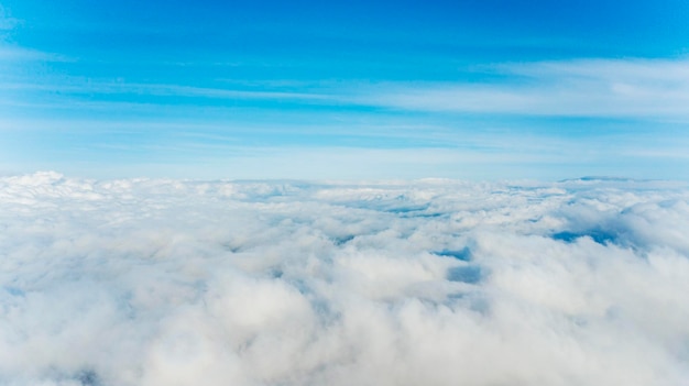 Vista desde un avión de las nubes que llenan la atmósfera