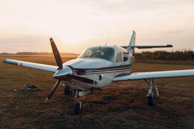 Foto vista de un avión en la pista contra el cielo