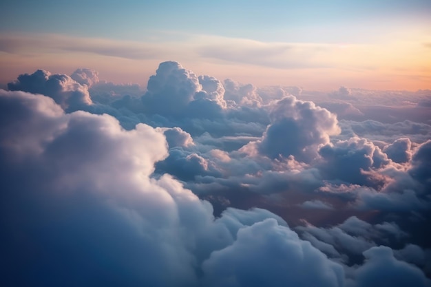 La vista desde el avión revela nubes blancas al atardecer.