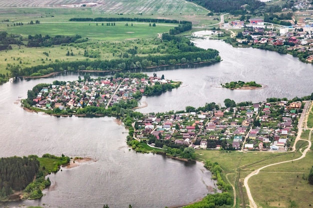 Vista desde el avión a la superficie de la Tierra: el río Volga, Rusia, cerca de la ciudad de Kazán