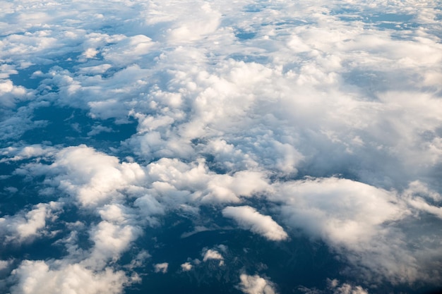 Vista desde el avión volando sobre las nubes en el cielo en un día soleado