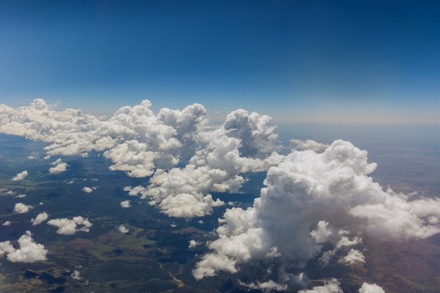 Vista desde el avión durante el vuelo sobre las nubes esponjosas en las montañas de Arizona, EE.