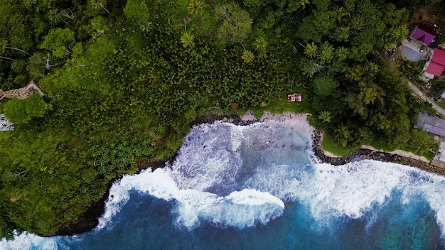 Foto vista de aviones no tripulados de romper las olas en la isla verde