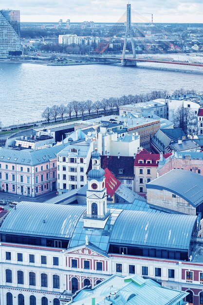 Vista del ayuntamiento de Riga y el río Daugava al atardecer en invierno