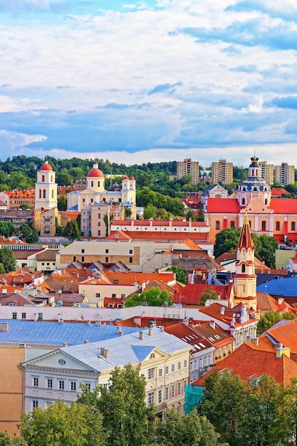 Vista de la azotea del casco antiguo de Vilnius con torres de iglesias, Lituania