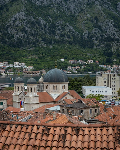 Vista de la azotea del centro histórico de Kotor