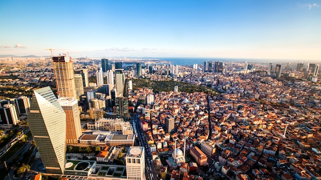 Vista de la azotea del distrito financiero de Estambul y el Cuerno de Oro