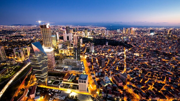 Vista de la azotea del paisaje urbano de Estambul y el Cuerno de Oro por la noche