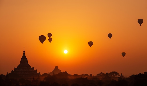 Vista de Bagan al amanecer con globos.