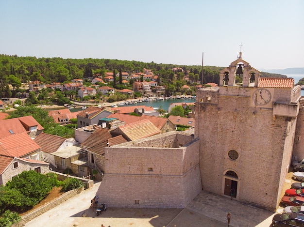 Vista de la bahía y la ciudad vieja con la fortaleza y la iglesia en la ciudad de Vrboska en la isla de Hvar en Croacia