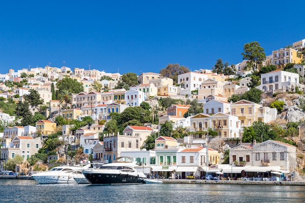 Vista de la bahía en la isla de Symi, Grecia